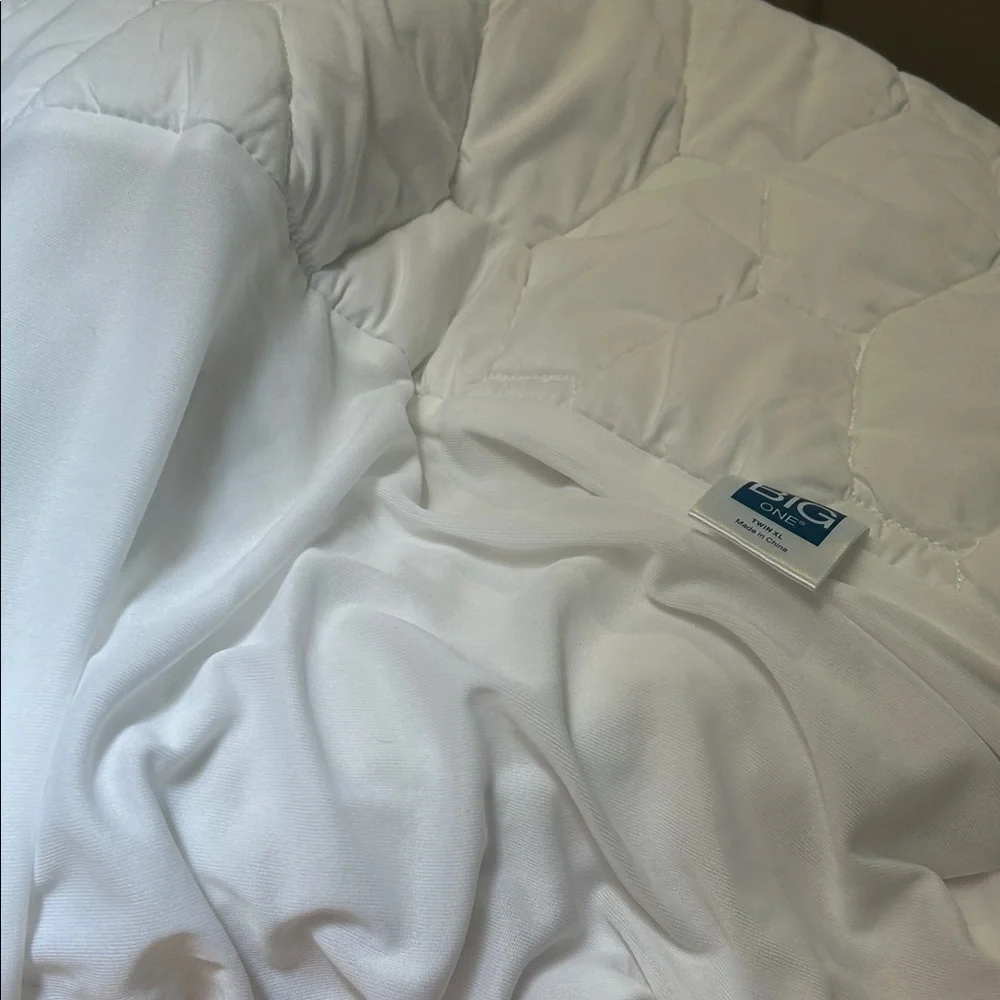 White XL Twin Quilted Mattress Protector